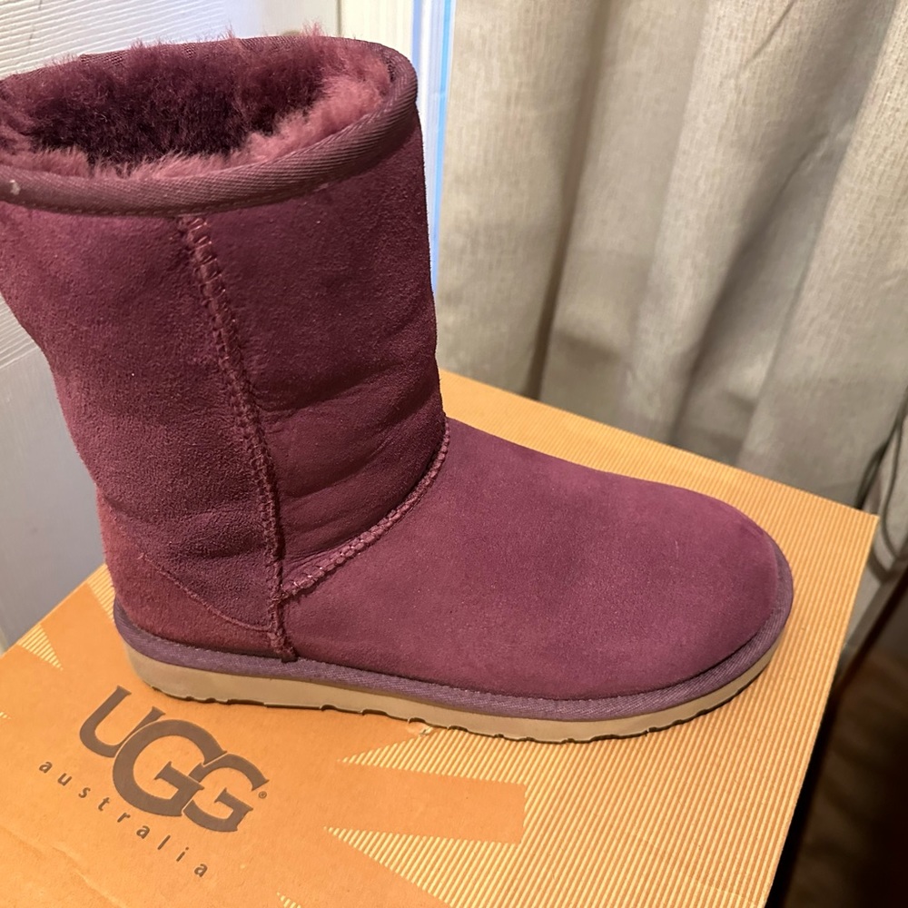 UGGS Boots Size 7 - Picture 4 of 6